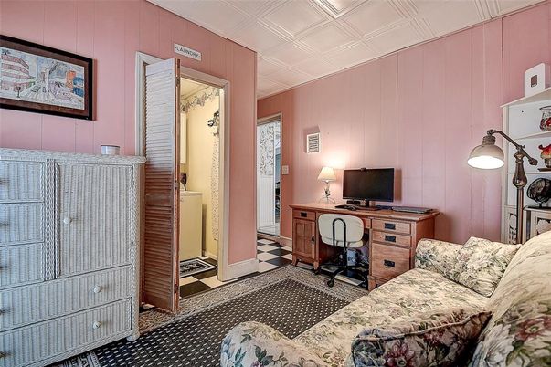 Home Office, Interior