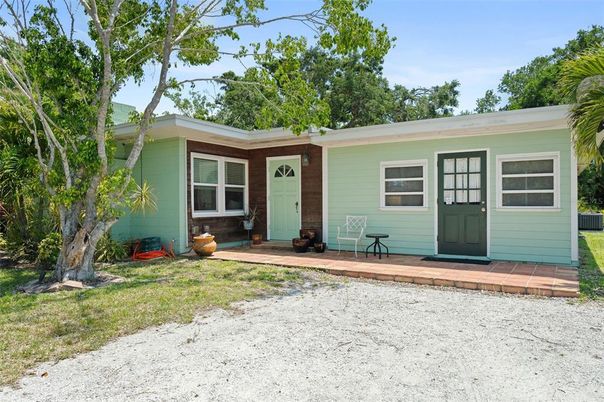 Exterior, Facade, Ranch