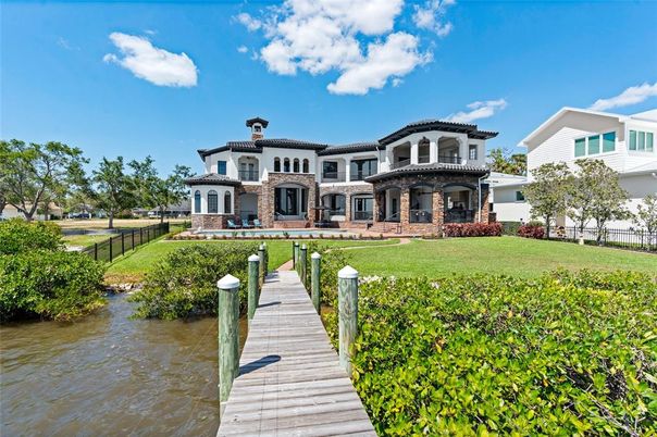 Exterior, Lake