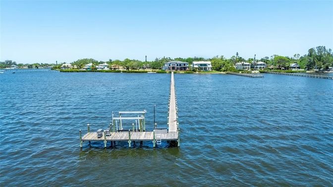 Exterior, Lake
