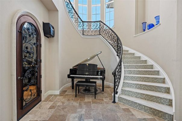 Interior, Piano