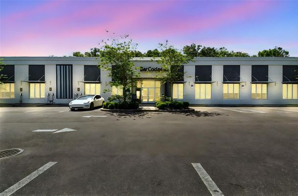 Exterior, Facade, Modern