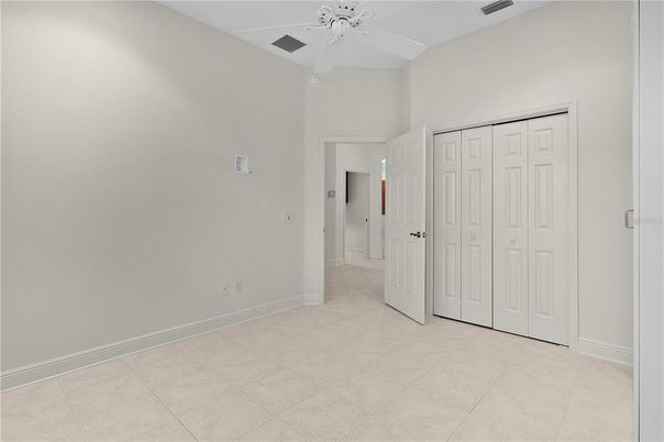 Empty room, Interior