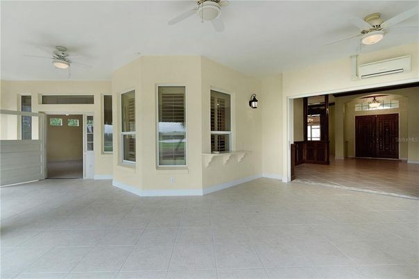 Empty room, Interior