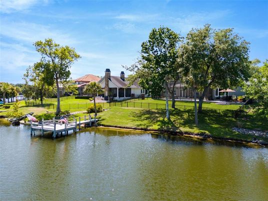 Exterior, Lake