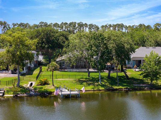 Exterior, Lake