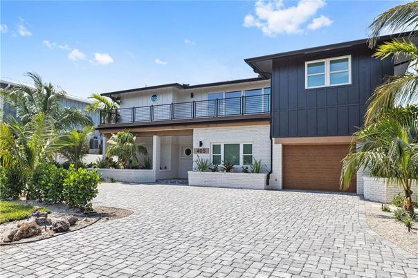 Attached, Exterior, Facade, Modern