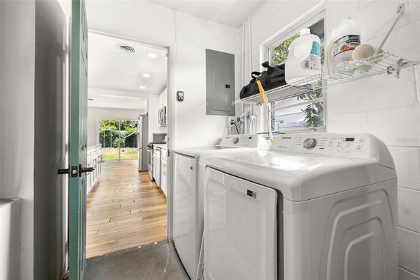 Interior, Recessed Lighting, Washer, Wood Texture Flooring