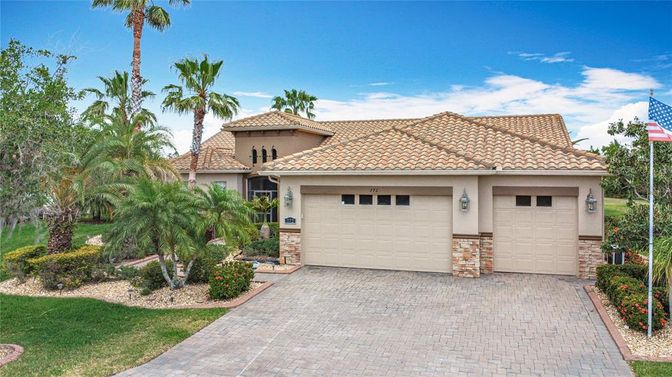 Attached, Exterior, Facade, Mediterranean