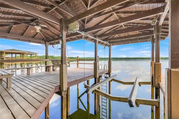 Exterior, Lake