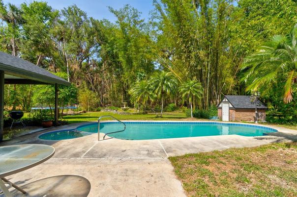 Exterior, Pool