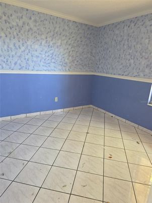 Empty room, Interior