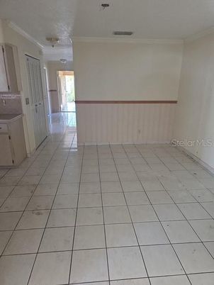 Empty room, Interior
