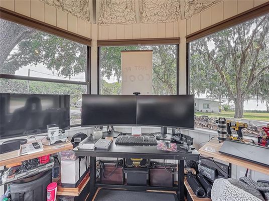 Home Office, Interior