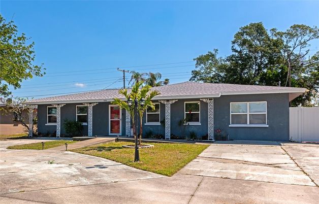 Exterior, Facade, Ranch