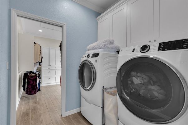 Interior, Recessed Lighting, Washer, Wood Texture Flooring