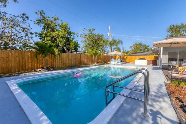 Exterior, Pool
