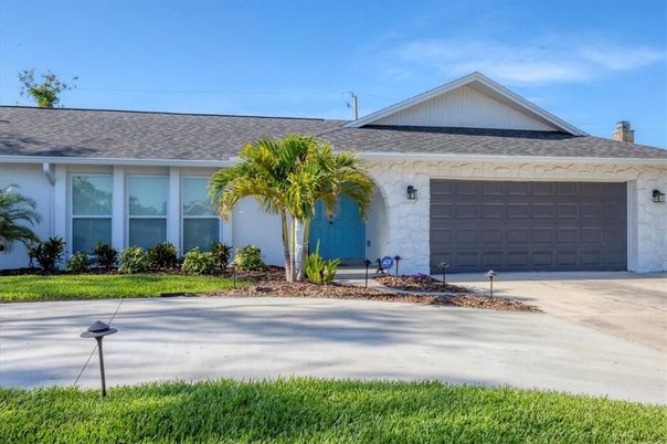 Attached, Exterior, Facade, Ranch