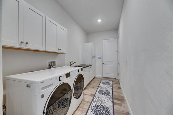 Interior, Recessed Lighting, Washer, Wood Texture Flooring