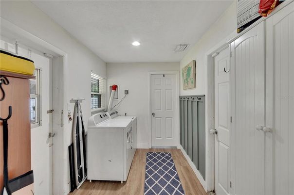 Interior, Recessed Lighting, Washer, Wood Texture Flooring
