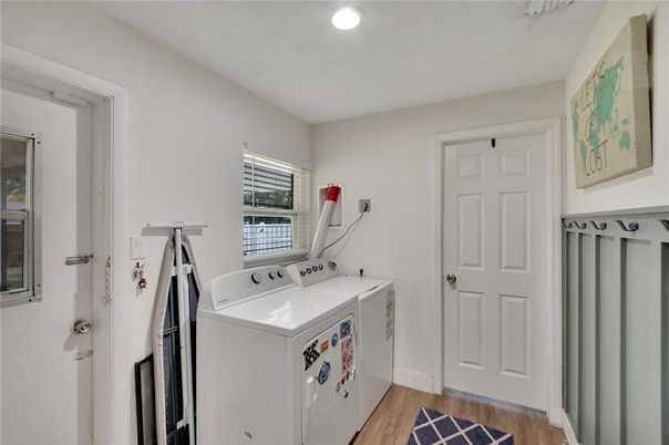 Interior, Recessed Lighting, Washer, Wood Texture Flooring