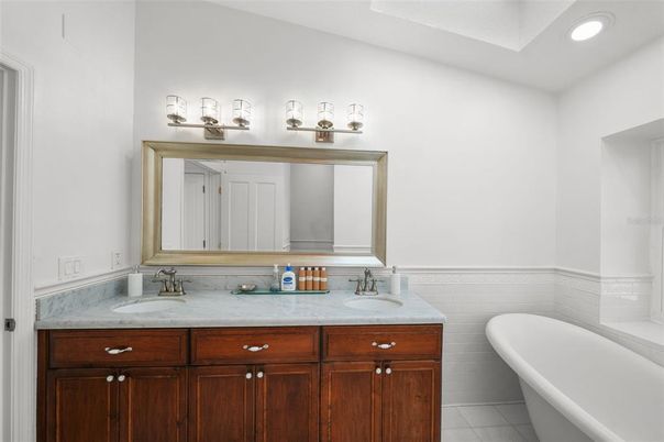 Bathroom, Dual Sink Vanities, Interior, Recessed Lighting