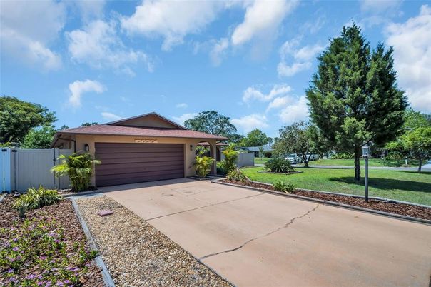 Attached, Exterior, Facade, Ranch