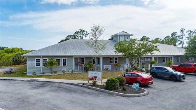 Exterior, Facade, Cape Cod