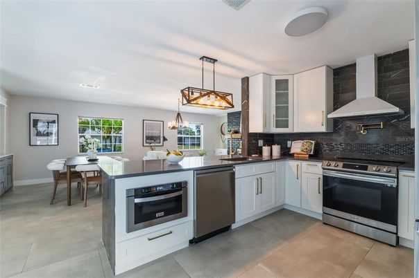 Dining room, Interior, Kitchen, Pendant Lights, Stainless Steel Appliances
