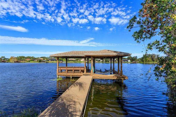 Exterior, Lake