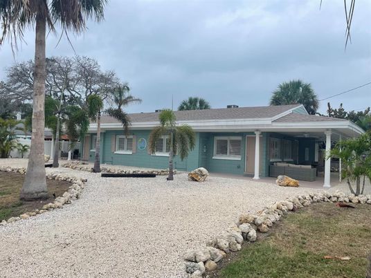 Backyard, Exterior, Facade, Ranch