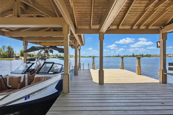 Exterior, Lake