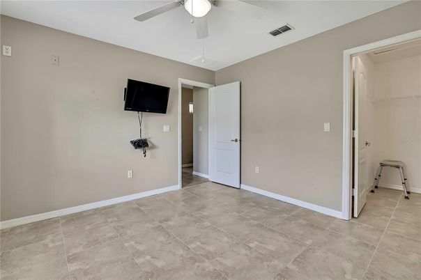 Empty room, Interior