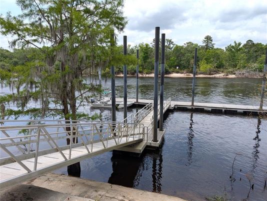 Exterior, Lake