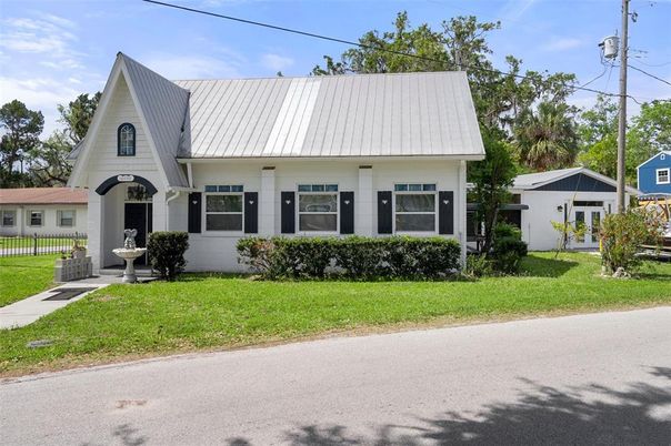 Exterior, Facade, Farmhouse