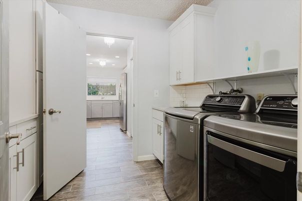 Interior, Recessed Lighting, Washer, Wood Texture Flooring