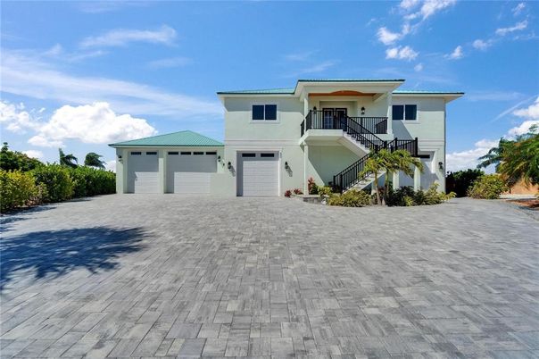 Attached, Exterior, Facade, Mediterranean