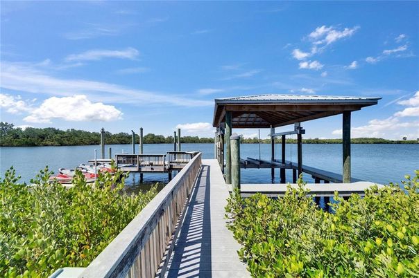 Exterior, Lake