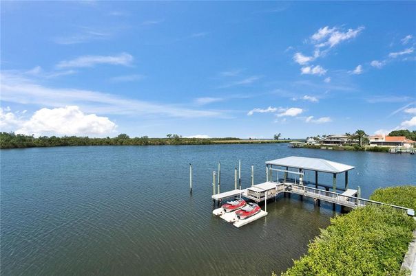 Exterior, Lake