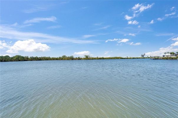 Exterior, Lake