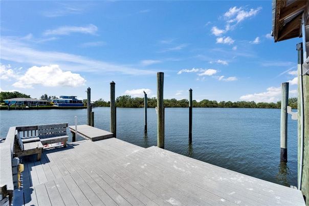 Exterior, Lake