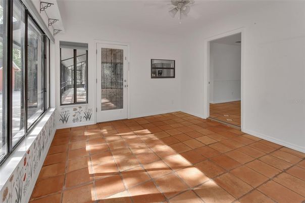 Empty room, Interior