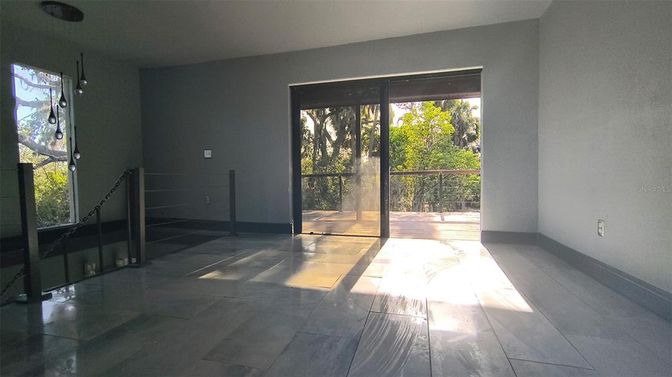Empty room, Interior