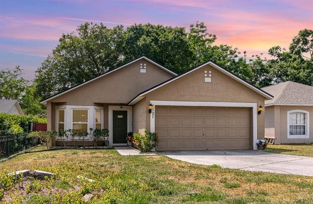 Attached, Exterior, Facade, American Craftsman