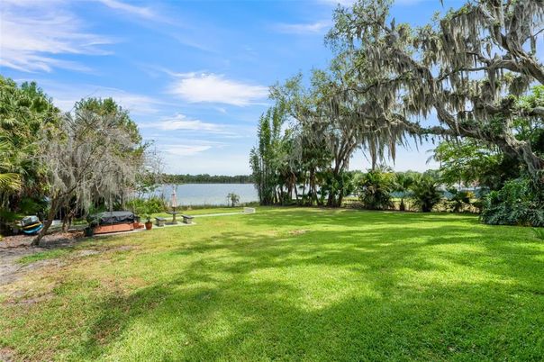 Exterior, Lake