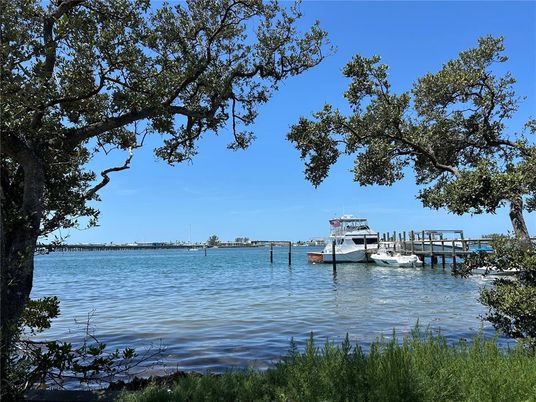 Exterior, Lake