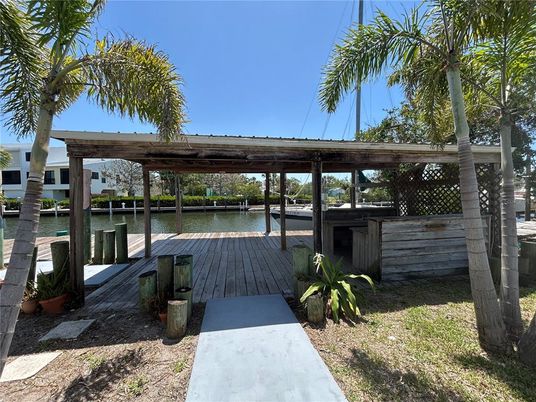 Exterior, Lake
