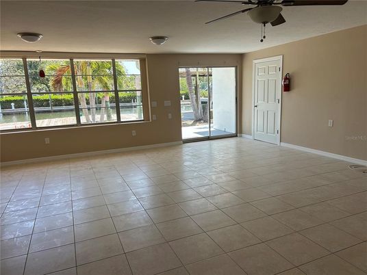 Empty room, Interior