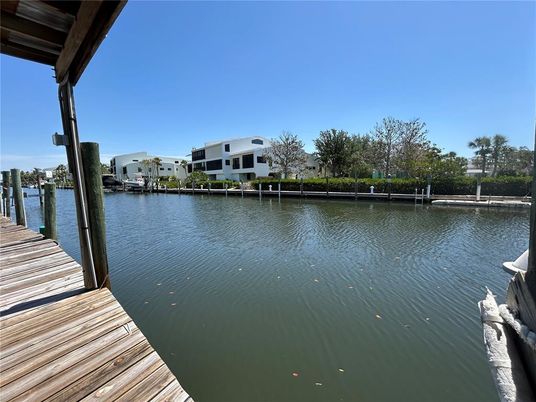 Exterior, Lake