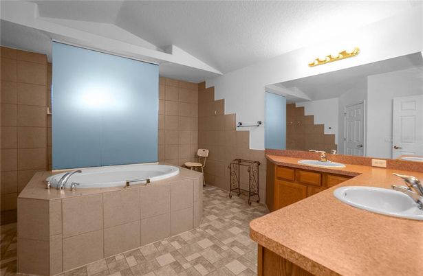 Bathroom, Dual Sink Vanities, Interior